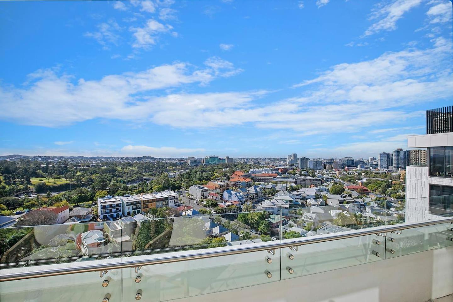 Of Spring Hill - Balcony Bliss And Poolside Escape Brisbane