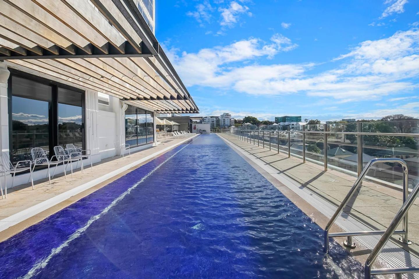 Of Spring Hill - Balcony Bliss And Poolside Escape Apartment *