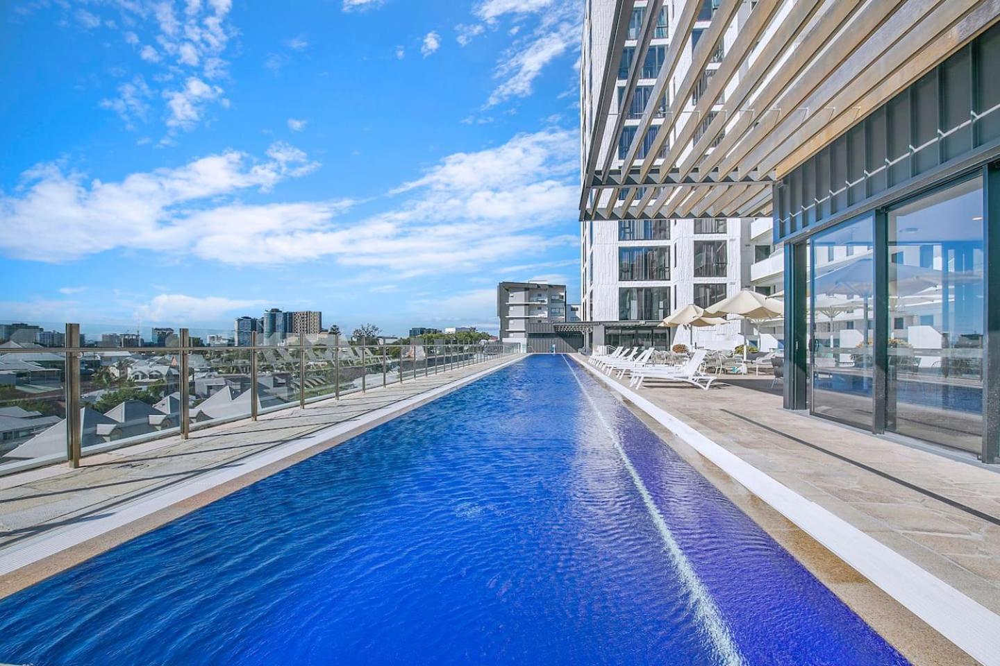 Of Spring Hill - Balcony Bliss And Poolside Escape Brisbane