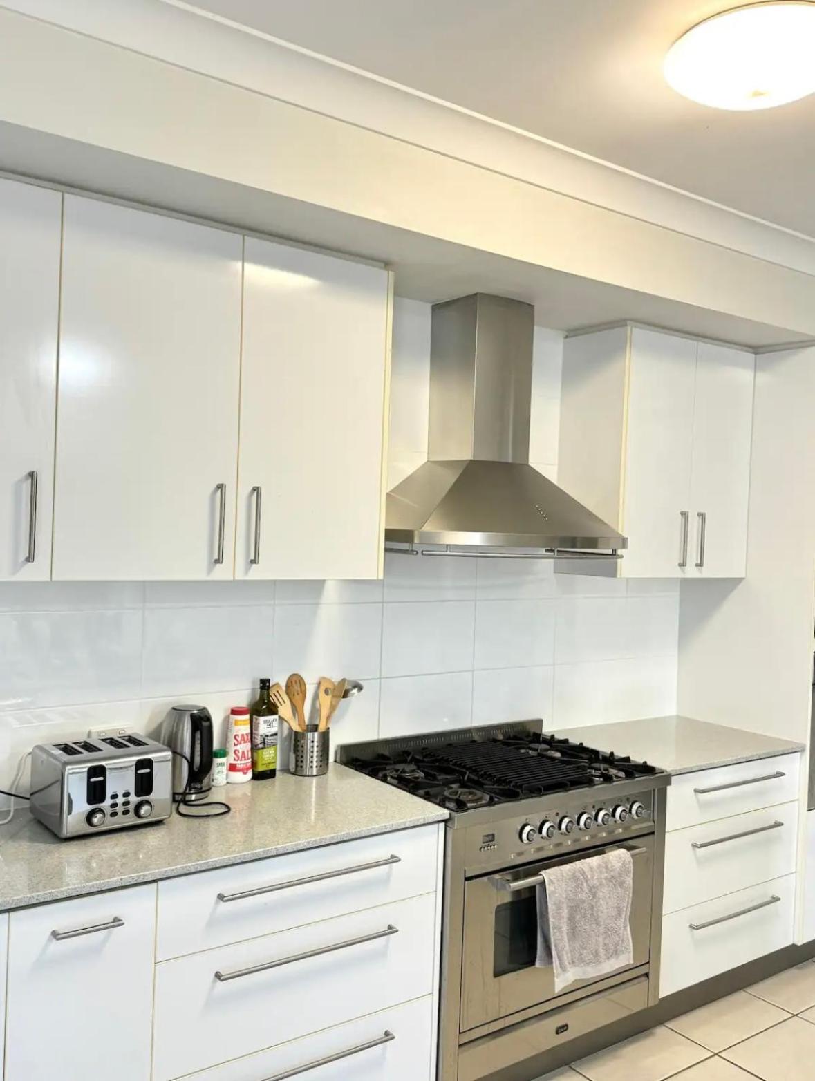 7 Bedrooms 20 Mins To 25 Acres Of Space Brisbane