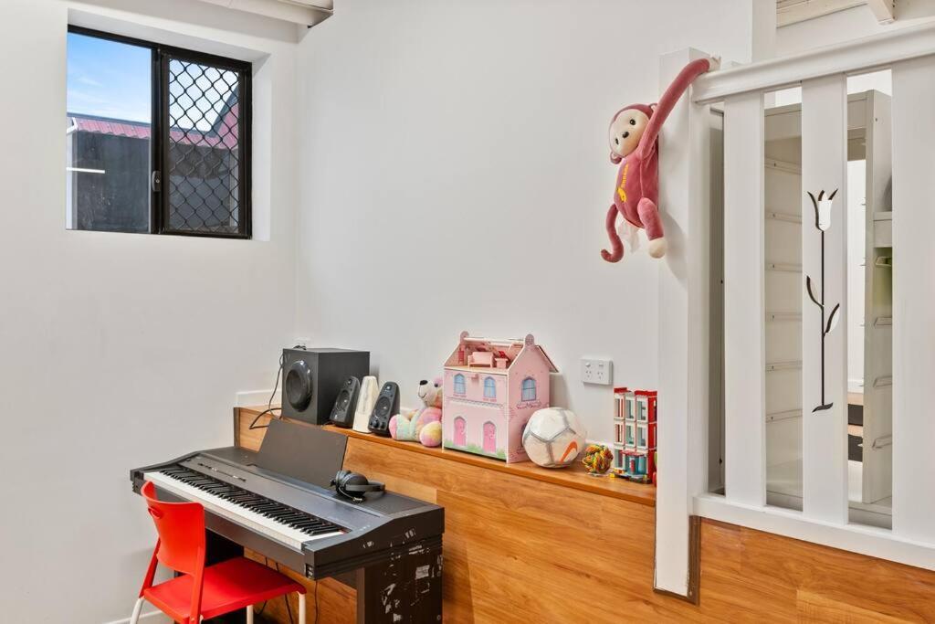 Artistic Queenslander With Park Views - Near City!