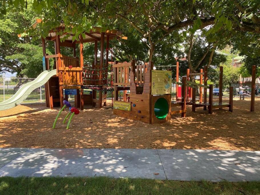Holiday home Artistic Queenslander With Park Views - Near City!