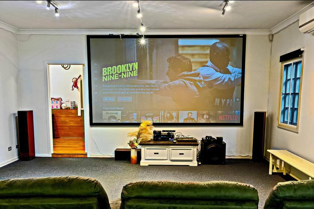Artistic Queenslander With Park Views - Near City!