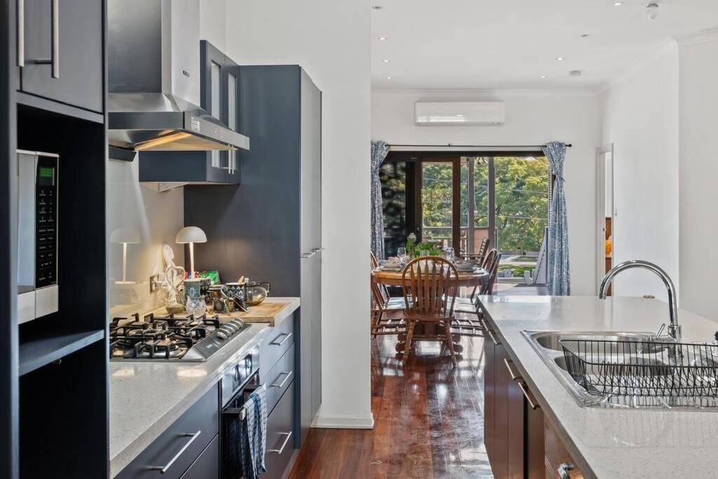 Artistic Queenslander With Park Views - Near City! Holiday home