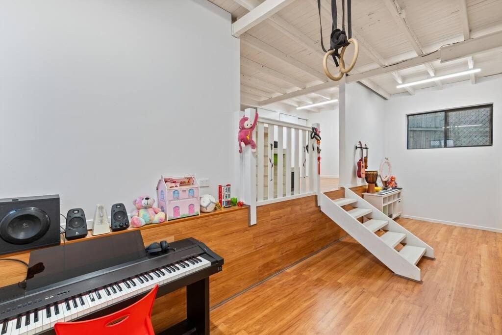 Artistic Queenslander With Park Views - Near City! Holiday home Brisbane