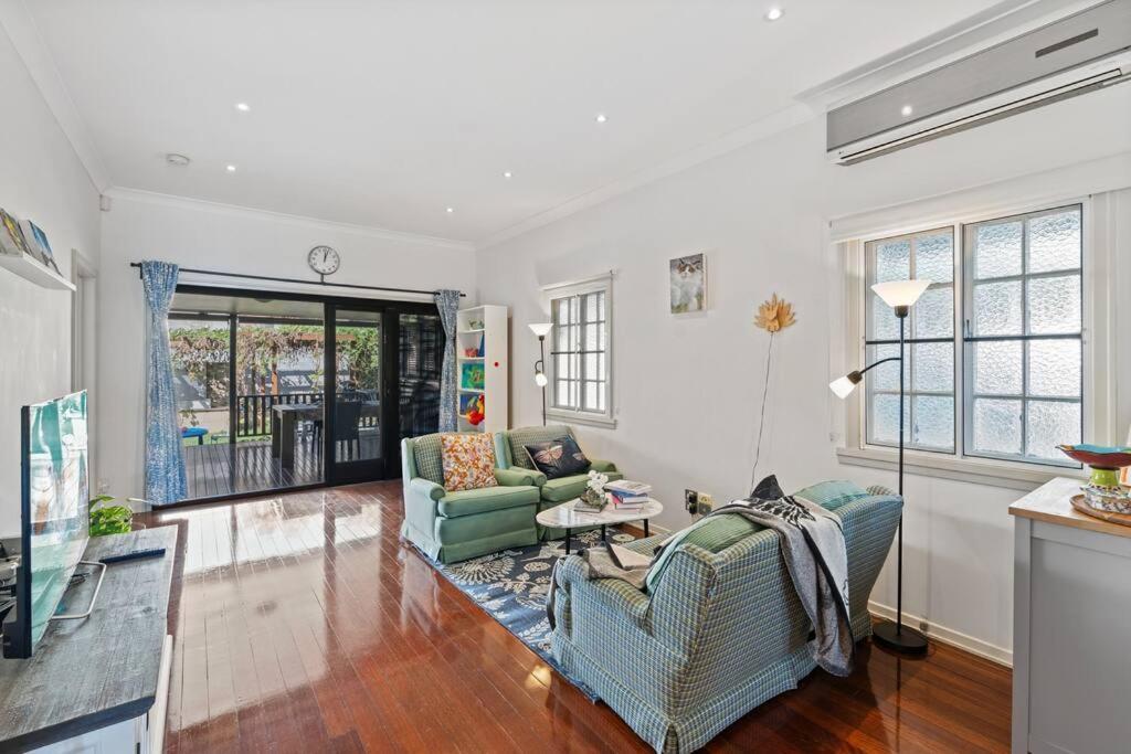 Artistic Queenslander With Park Views - Near City! *