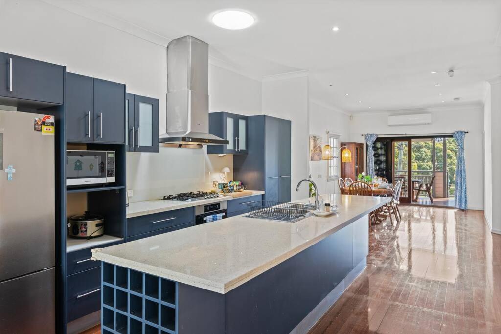 Holiday home Artistic Queenslander With Park Views - Near City!