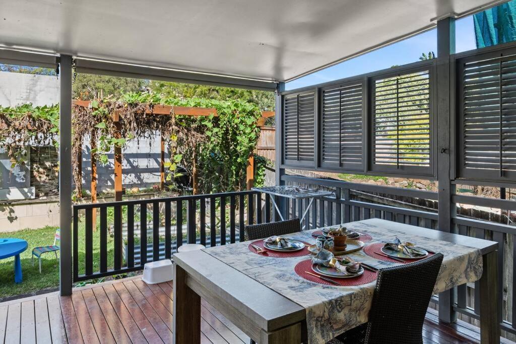 Artistic Queenslander With Park Views - Near City! Holiday home *