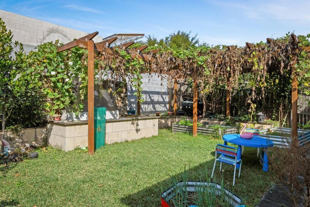 Holiday home Artistic Queenslander With Park Views - Near City!