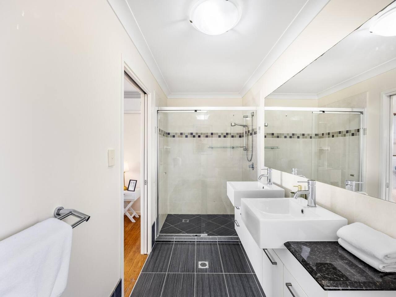 Homy Self Contained Unit Sunnybank Cbd Street Parking *