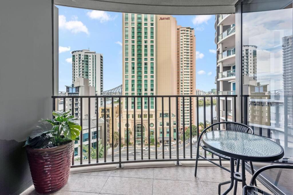 Modern Style 1bed 1bath Balcony Pool Cbd *