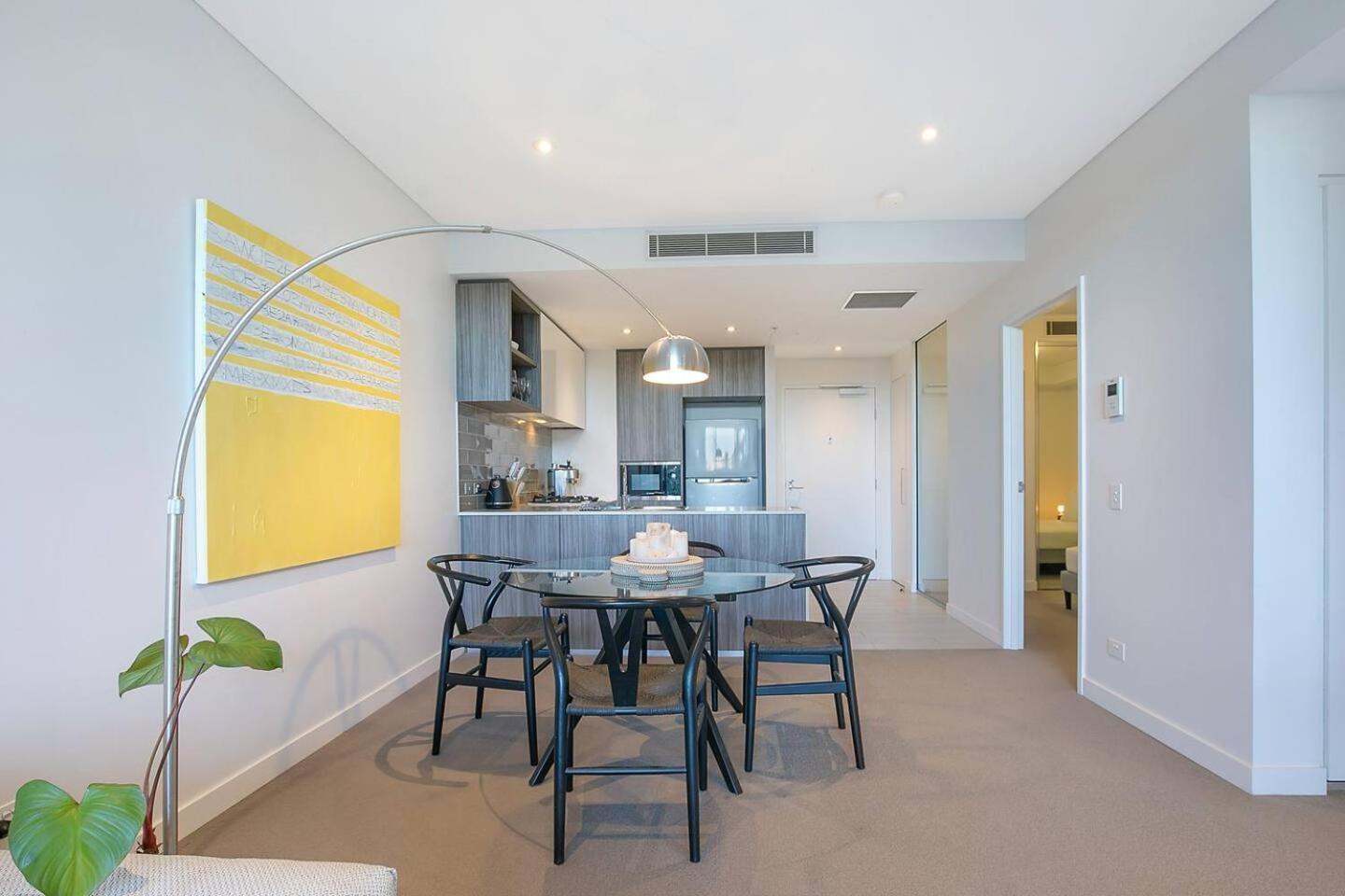 'urban Lushscape' Hotel-style Comfort In Newstead Apartment