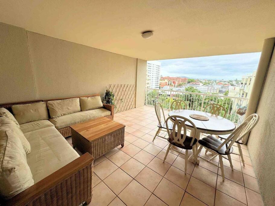 Spacious With Pool & Parking Apartment Brisbane
