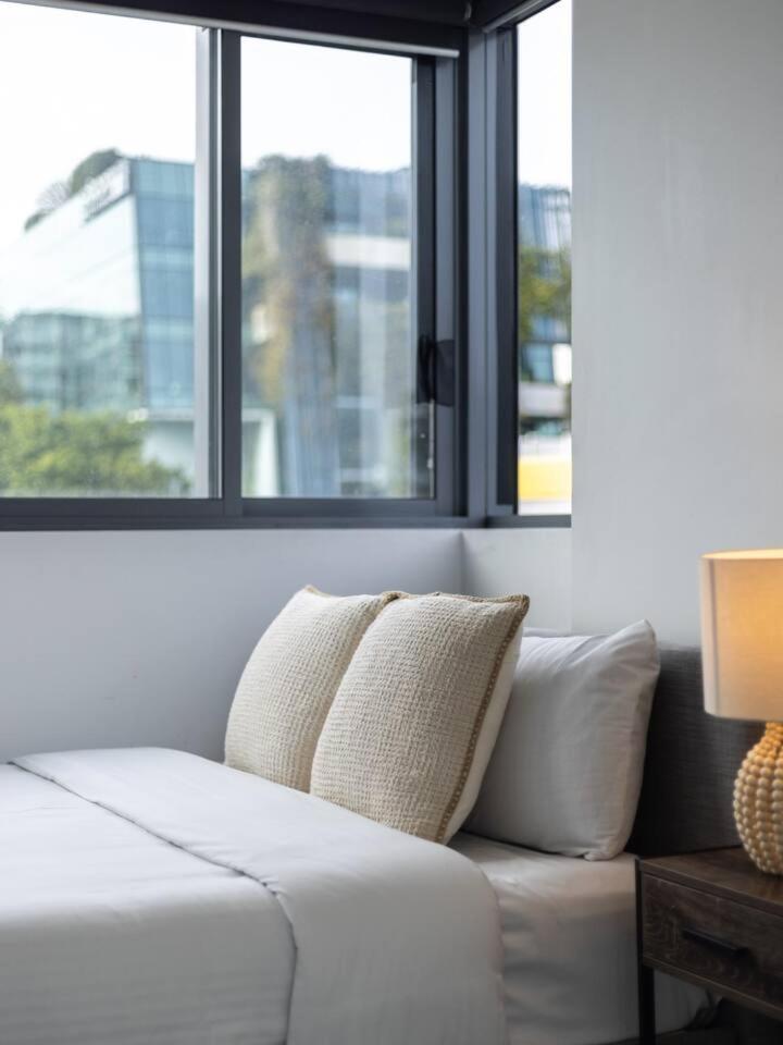 Steps To High End Cafes And Shops Deck N Pool * Brisbane
