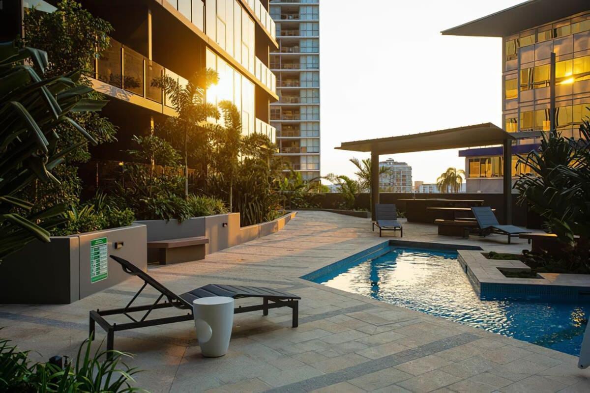 Living 2br With Pool Gym & Parking