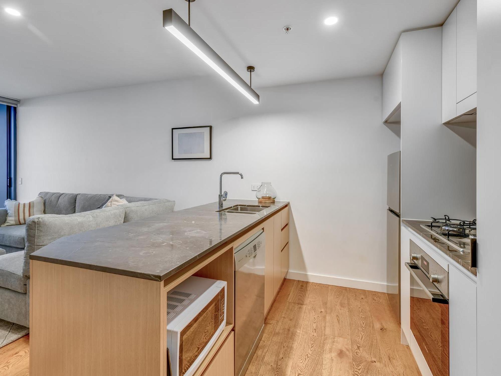 Living 2br With Pool Gym & Parking Apartment Brisbane