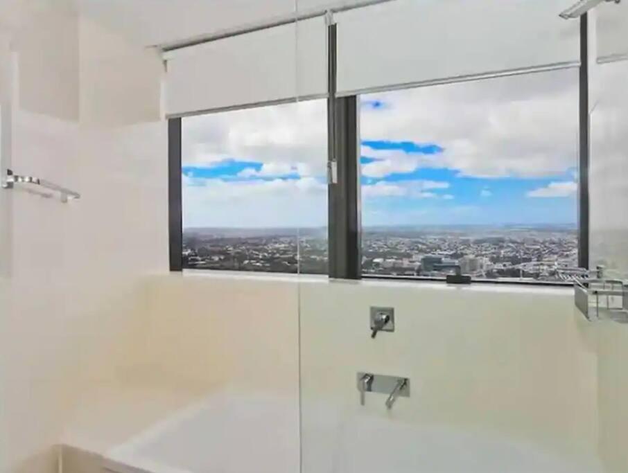 Meriton Soleil Above The Clouds - Central Lv 56 Sky With Story Bridge Views & Free Onsite Carpark * Brisbane