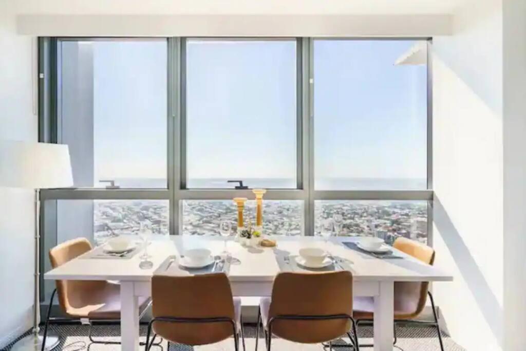 Meriton Soleil Above The Clouds - Central Lv 56 Sky With Story Bridge Views & Free Onsite Carpark