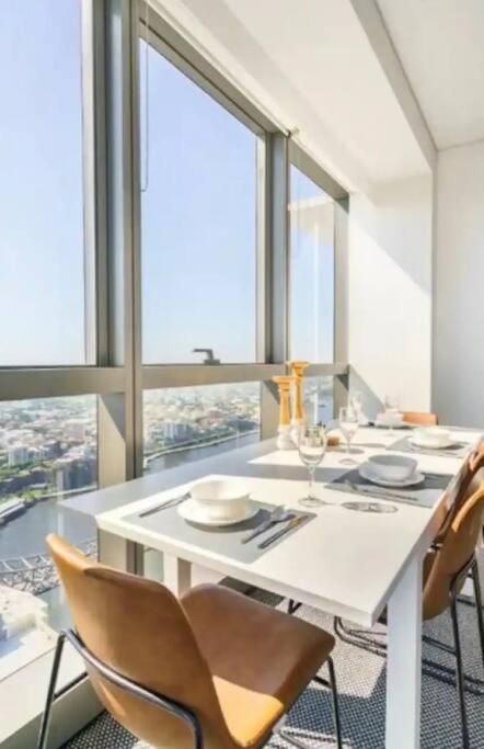 Meriton Soleil Above The Clouds - Central Lv 56 Sky With Story Bridge Views & Free Onsite Carpark Apartment