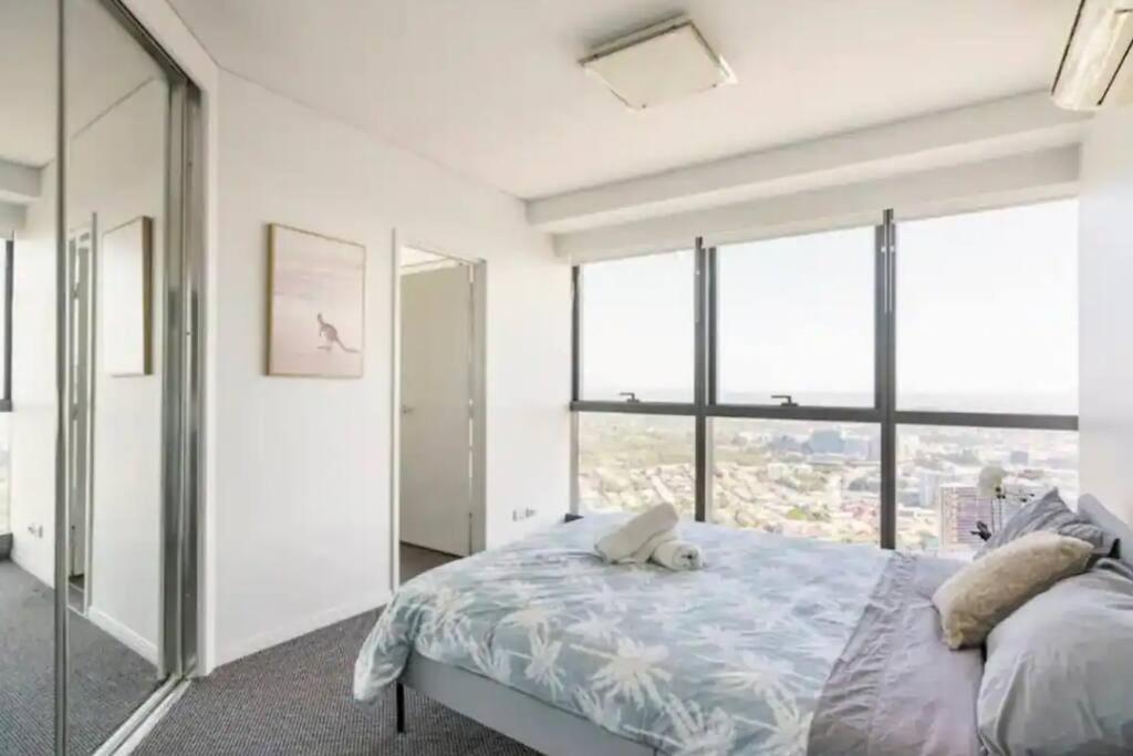 Meriton Soleil Above The Clouds - Central Lv 56 Sky With Story Bridge Views & Free Onsite Carpark Apartment