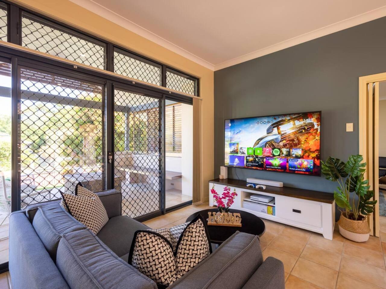 Holiday home Bauhaus Design 5 Bedrooms At Carindale Brisbane
