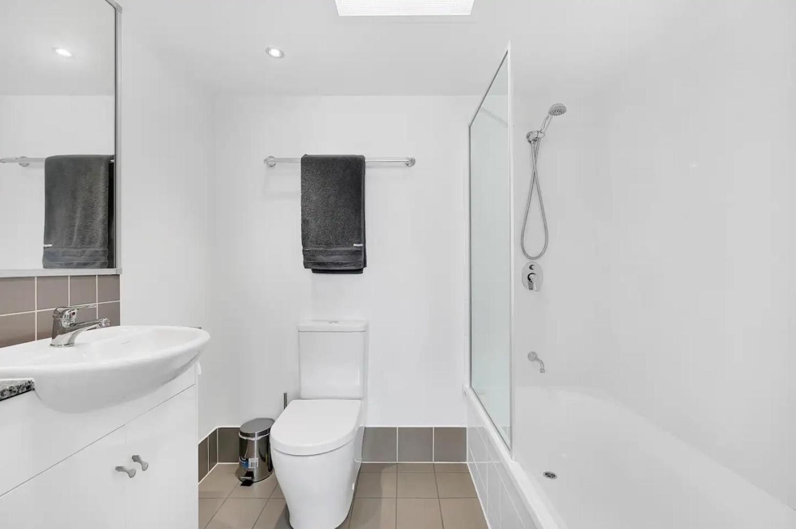 Entire 2 Bedroom Penthouse With Carpark Brisbane