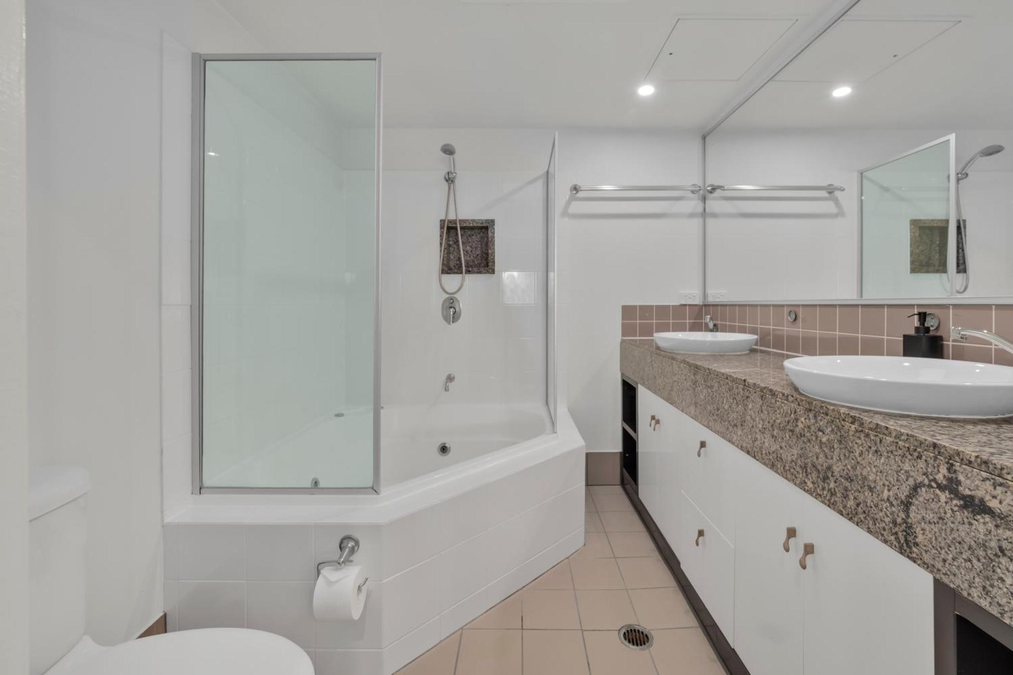Entire 2 Bedroom Penthouse With Carpark *
