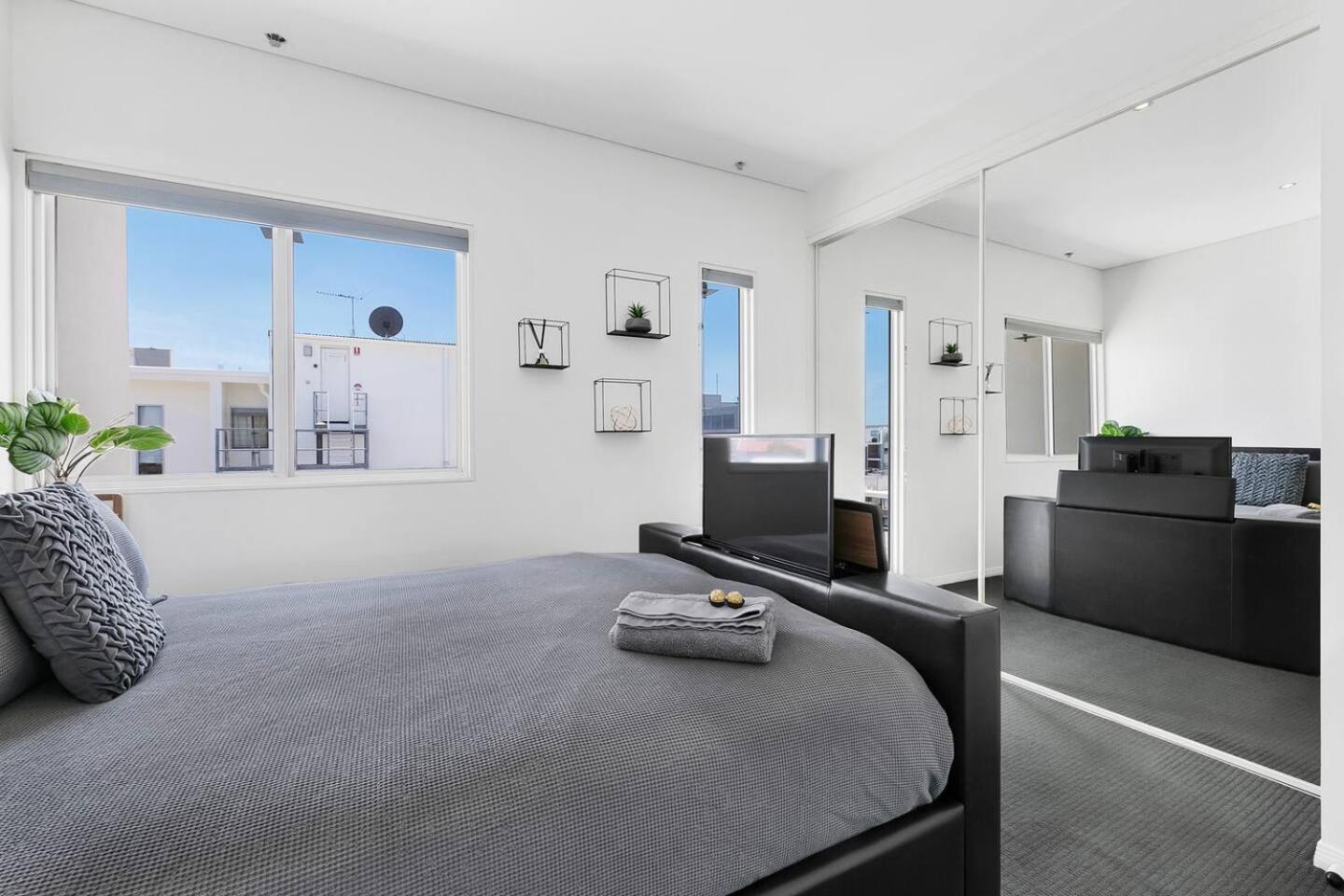 Entire 2 Bedroom Penthouse With Carpark *