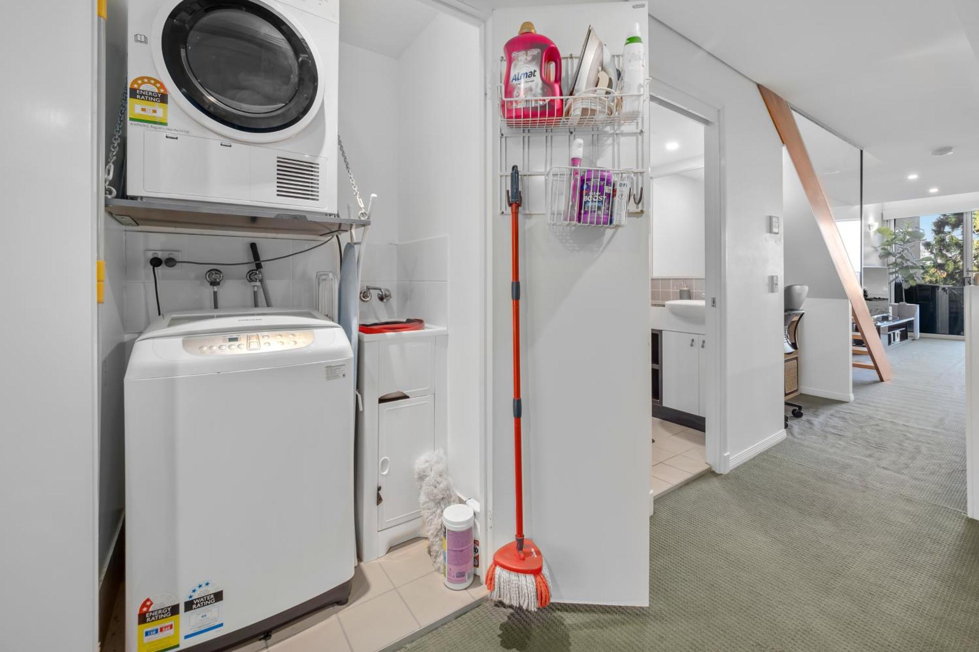 Entire 2 Bedroom Penthouse With Carpark Brisbane