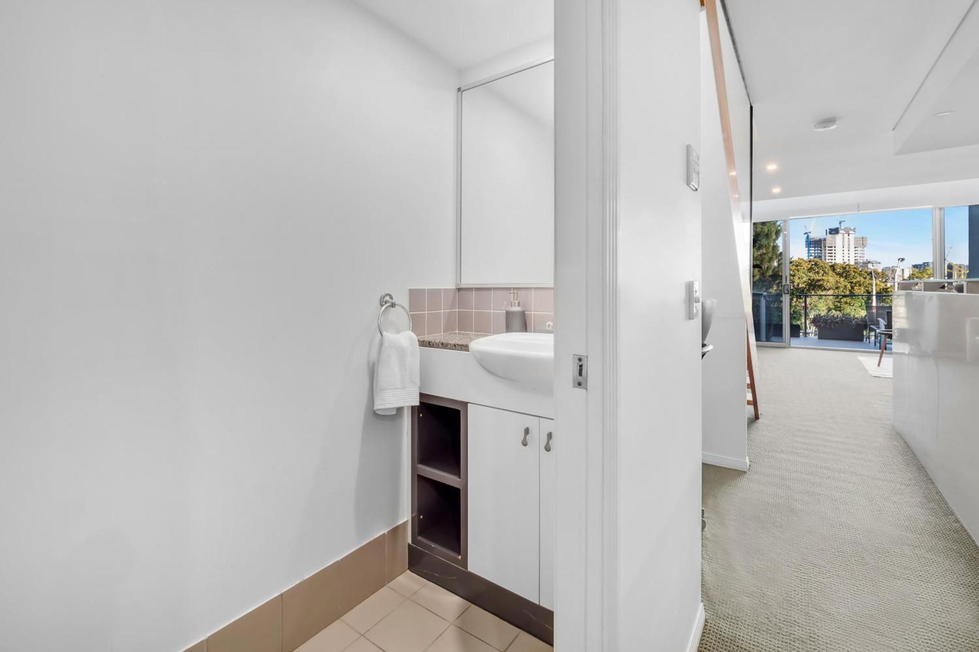 Entire 2 Bedroom Penthouse With Carpark Brisbane
