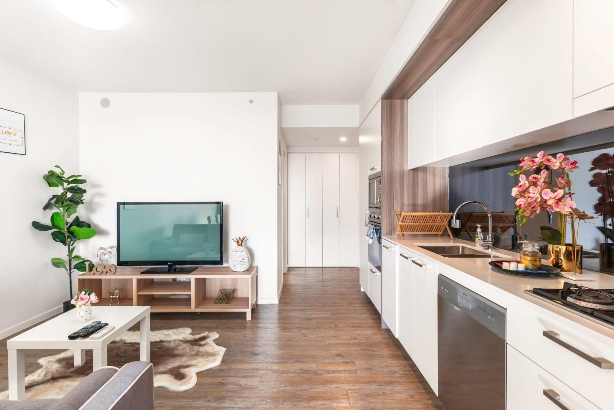 Perfect Location W Roof Pool Gym Apartment *