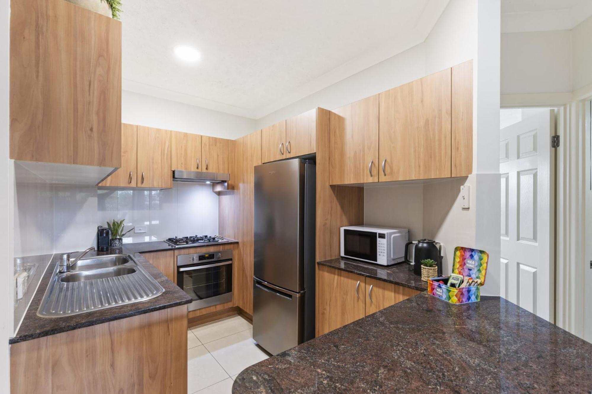 Apartment 2-bed Urban Haven With Parking And Balcony *