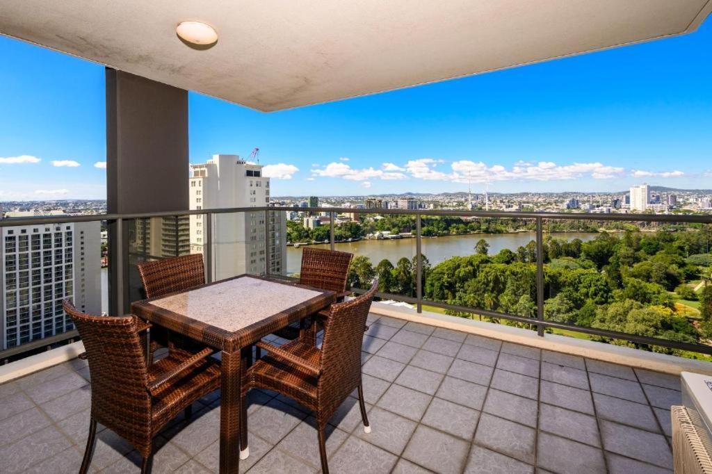 Urban Cbd Elegance With River&botanic Garden Views Apartment