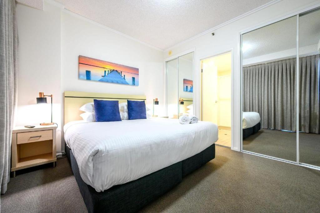 Urban Cbd Elegance With River&botanic Garden Views