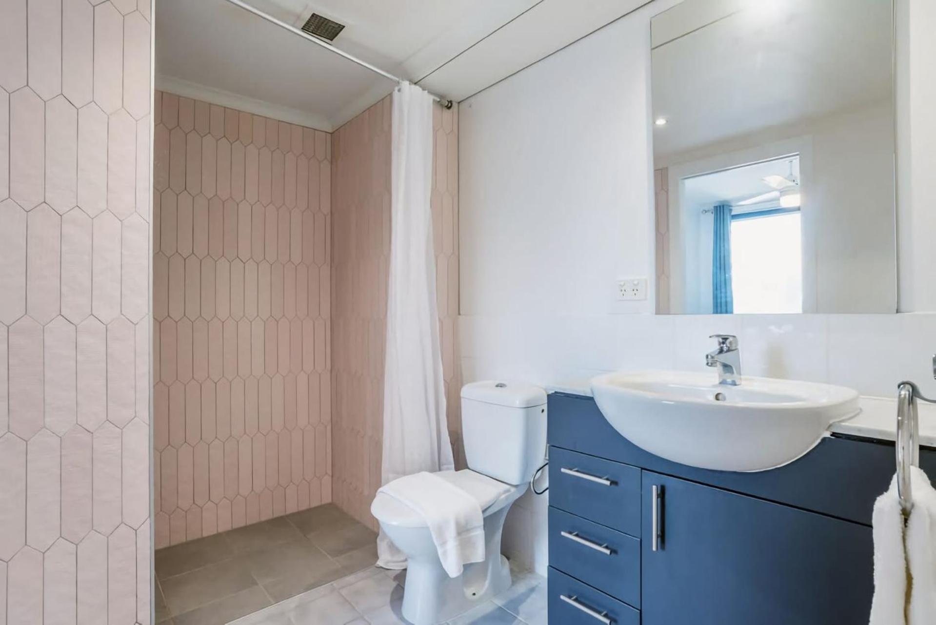 Stylish Retreat With Pool Parking Apartamento