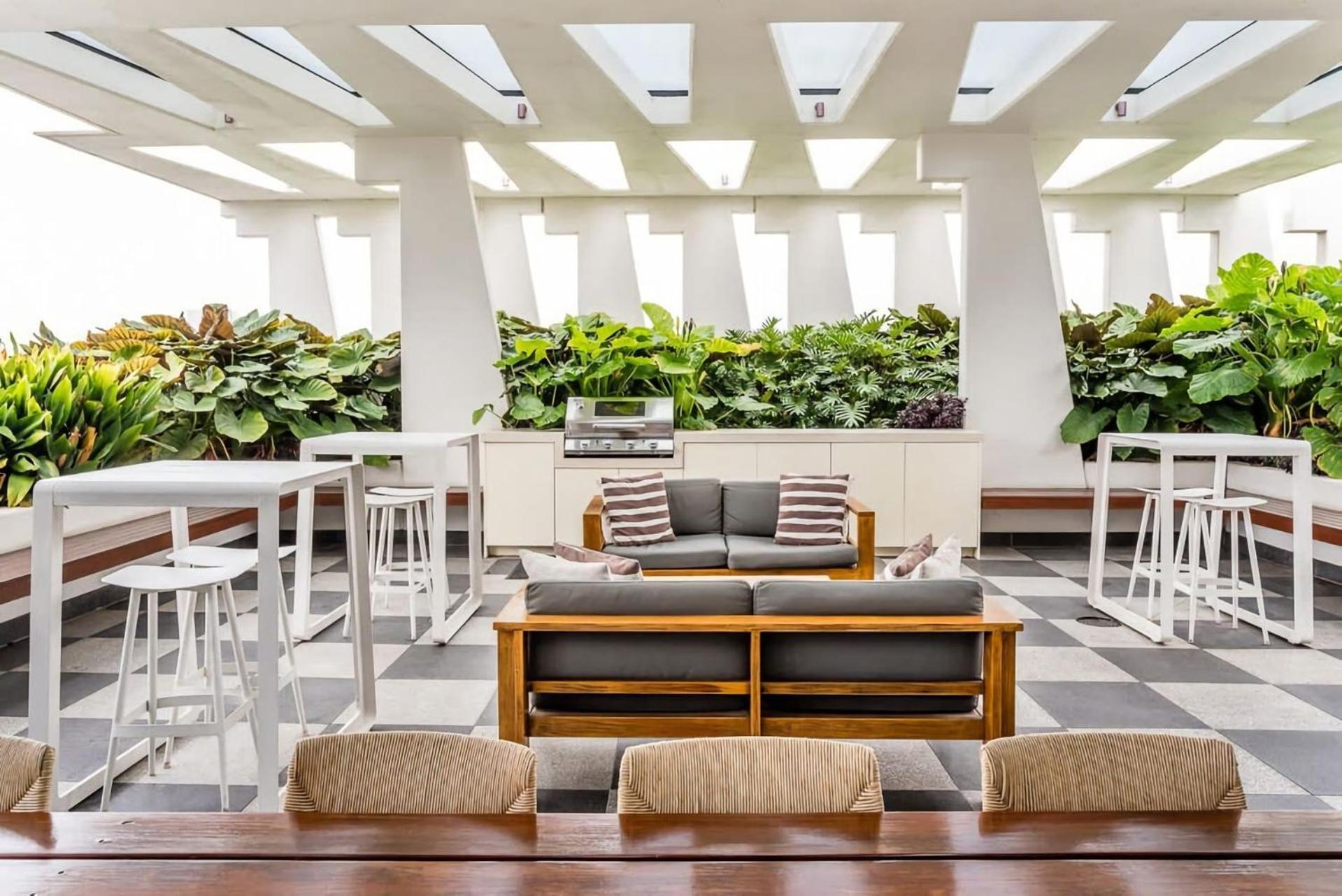 Stylish Inner Oasis W Pool Rooftop Terrace Apartment