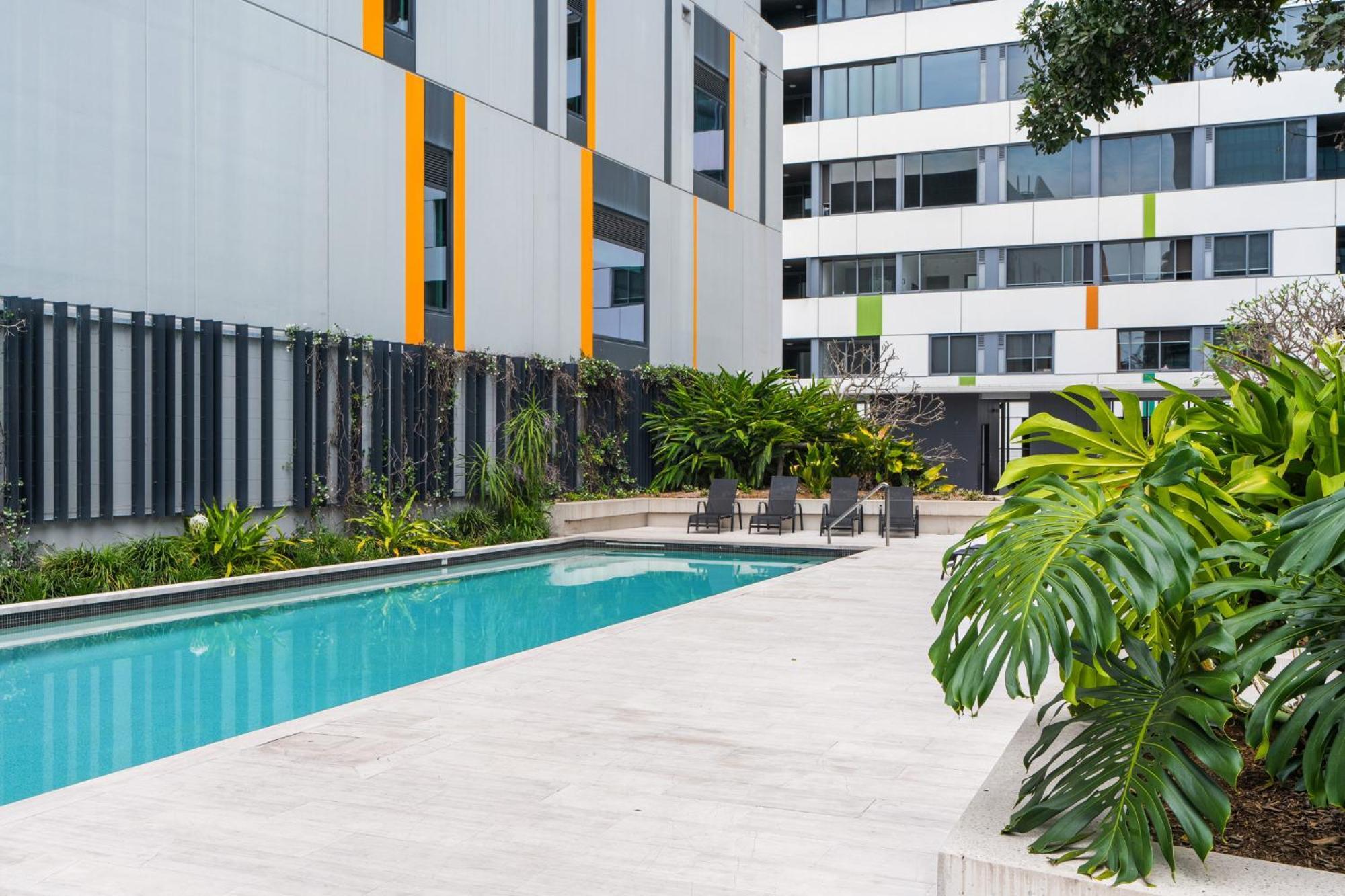 Chic Inner-city Pad: Pool Views & Alfresco Dining Brisbane