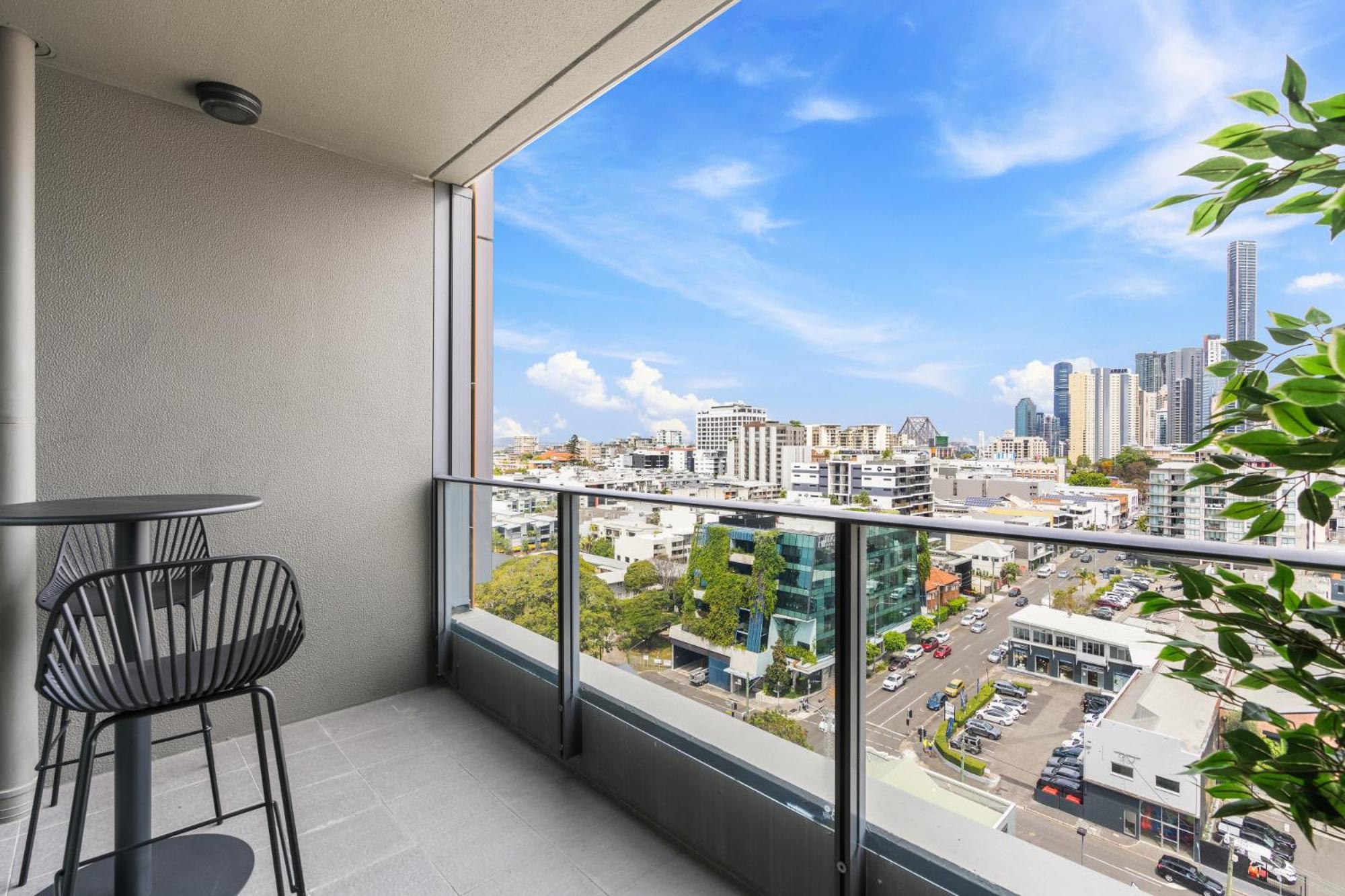 Chic Inner-city Pad: Pool Views & Alfresco Dining Apartment Brisbane