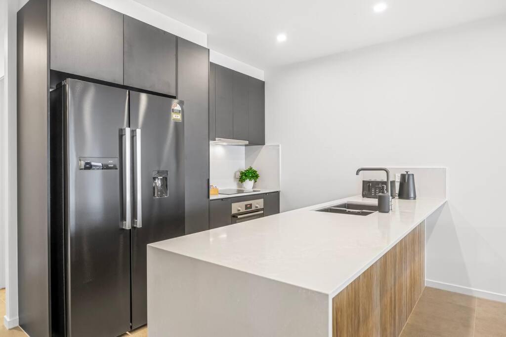 Apartment Family Retreat - Free Secure Car Park, Garden Westfield Shopping, Restaurants *