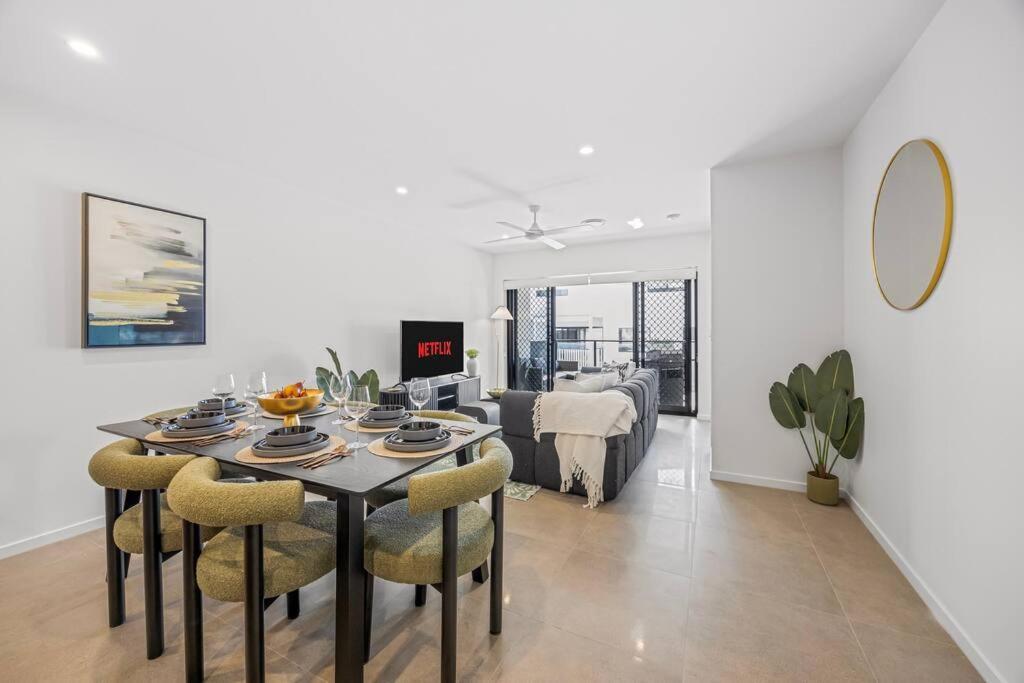 Family Retreat - Free Secure Car Park, Garden Westfield Shopping, Restaurants Apartment *