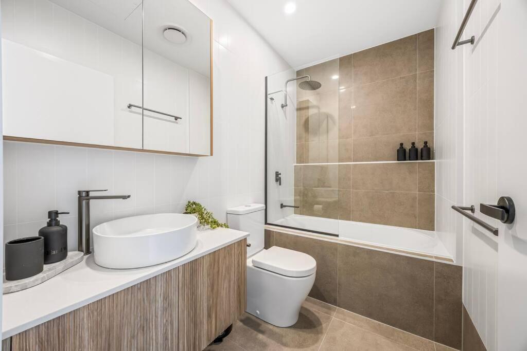 Apartment Family Retreat - Free Secure Car Park, Garden Westfield Shopping, Restaurants *