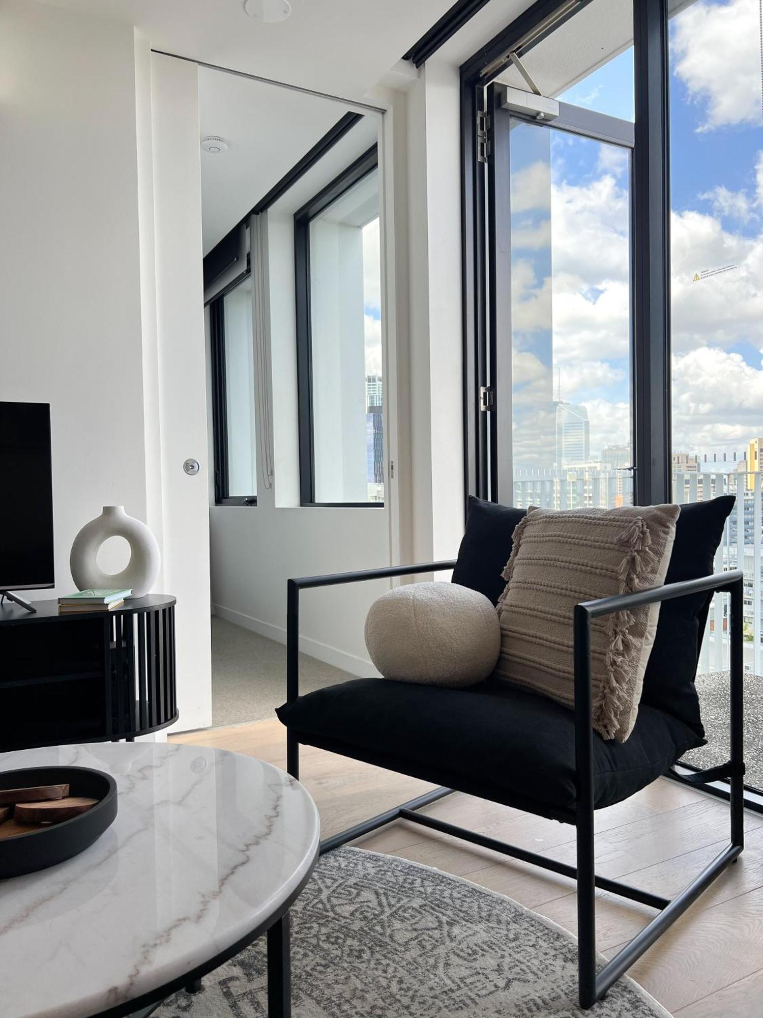 Spacious 2bed 2bath With Views *