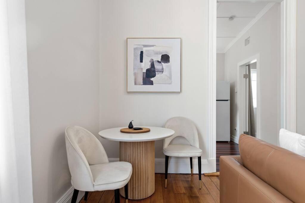 Apartment Art Deco W Modern Twist 1bed 1bath 1car New Farm *