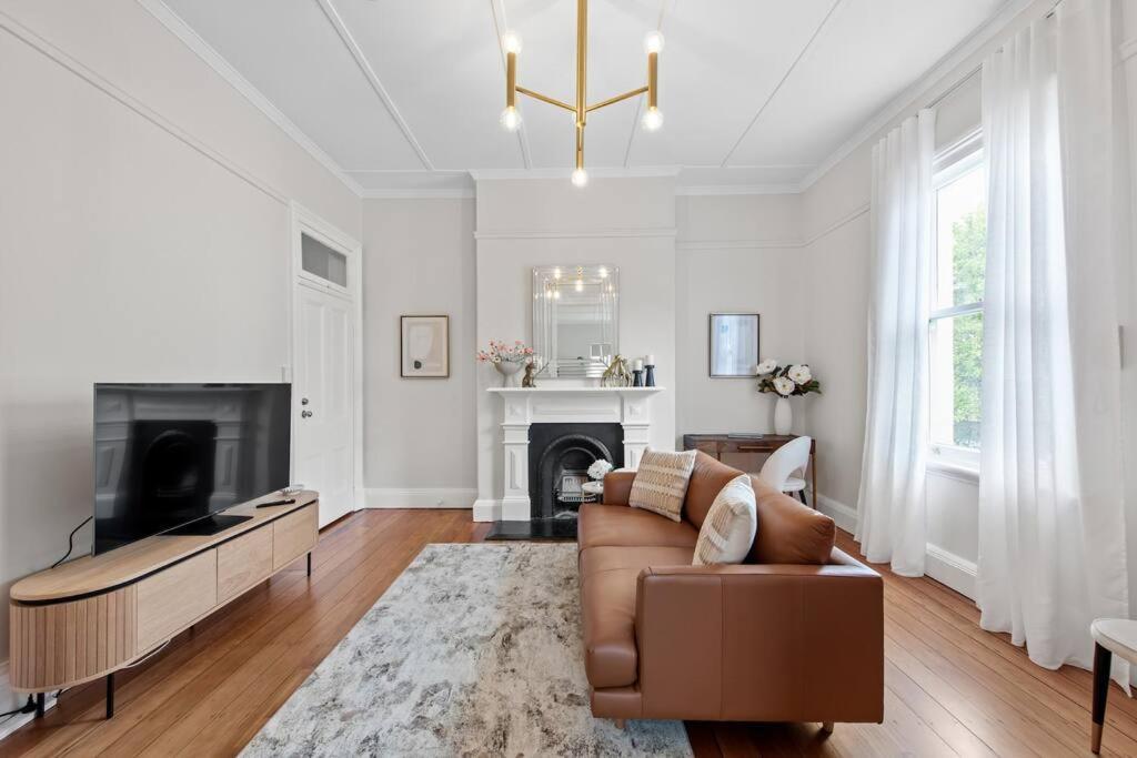 Art Deco W Modern Twist 1bed 1bath 1car New Farm Apartment