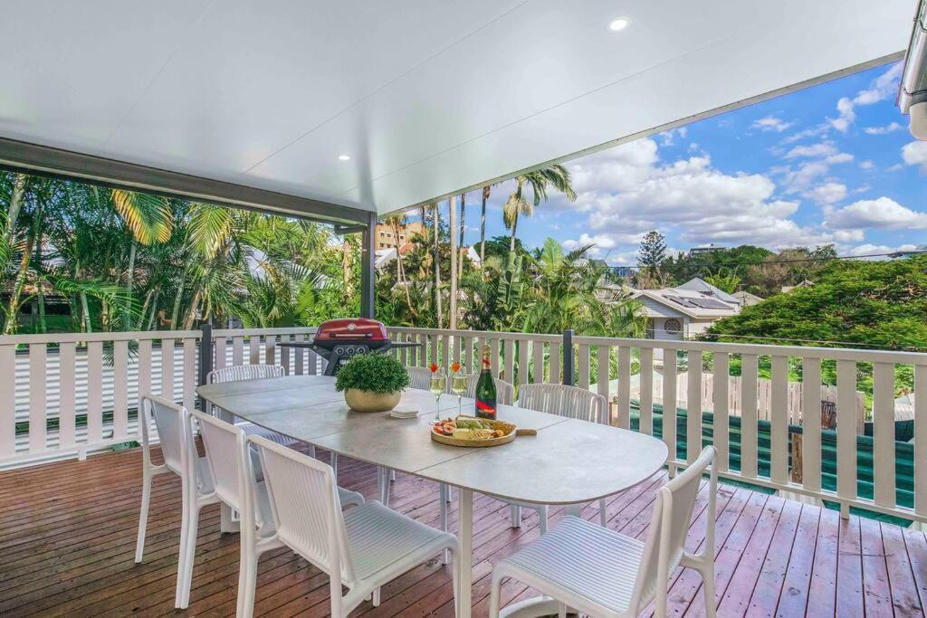 Sunset Haven 4-bd Retreat Milton, Steps To Suncorp Holiday home *