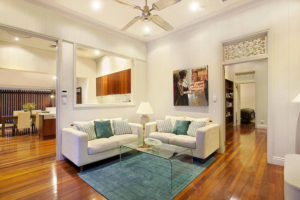 Lambert House, Luxury, Sleeps 15 *