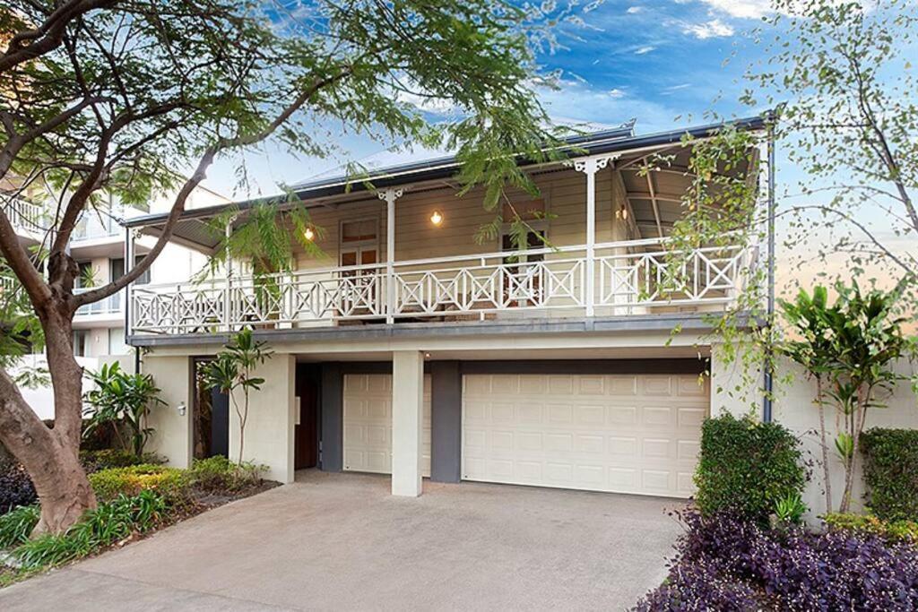 Lambert House, Luxury, Sleeps 15 Brisbane