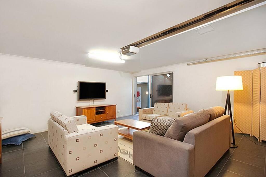 Lambert House, Luxury, Sleeps 15 Holiday home
