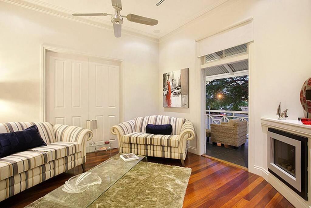 Lambert House, Luxury, Sleeps 15 Holiday home *