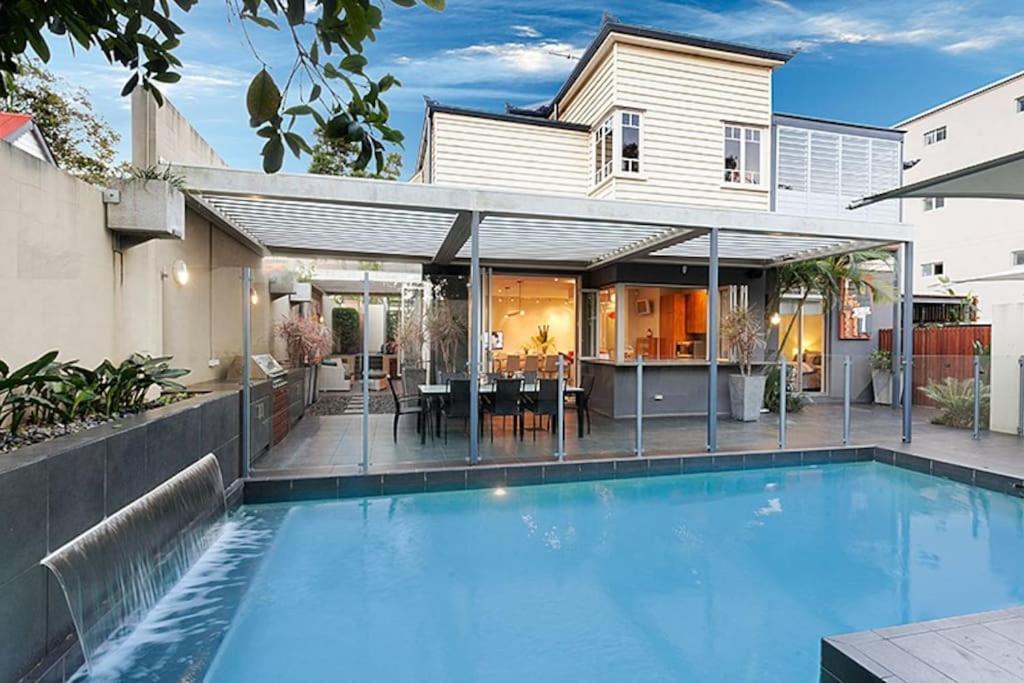 Lambert House, Luxury, Sleeps 15 *